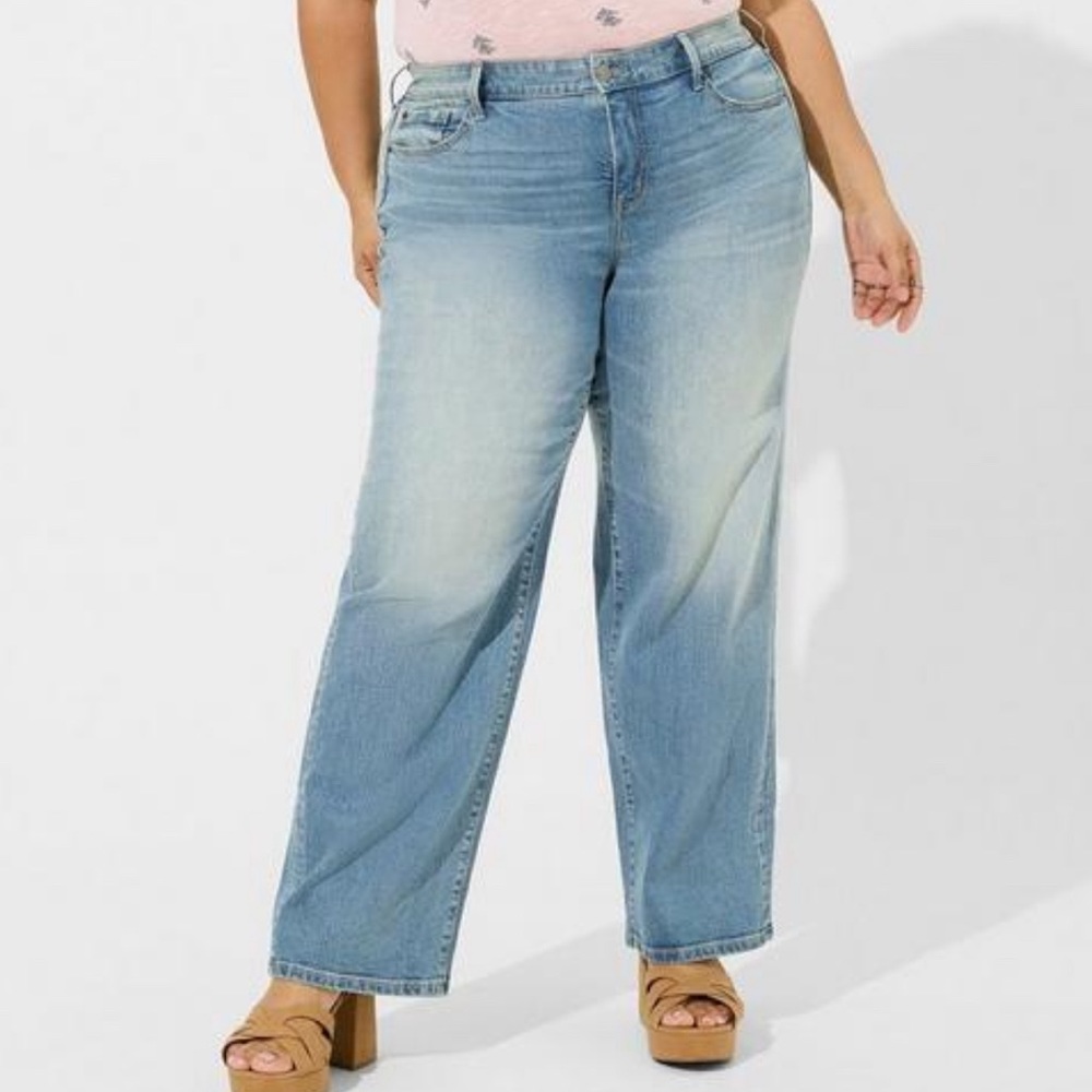 Torrid Perfect Wide Leg Vintage Stretch mid-rise Jeans Sz 16 Short
